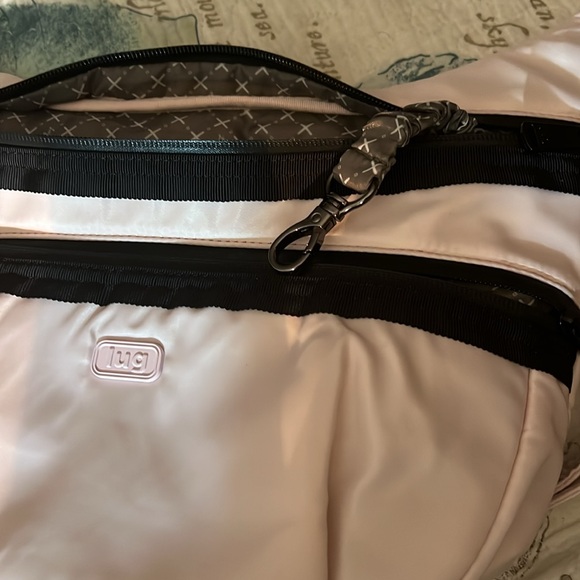 lug Hippy New W/ tags Powder Pink Nylon Crossbody Hip bag RFID Pocket - Picture 6 of 8